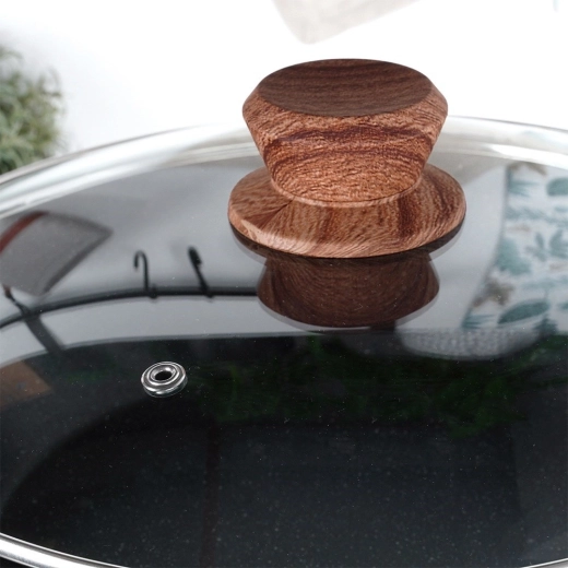 Szklana pokrywka i chłodny uchwyt w dekorze drewna