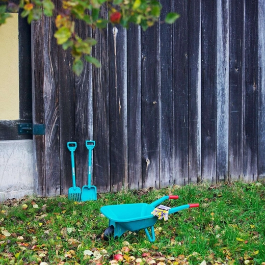 Łopata i grabie dla małych ogrodników