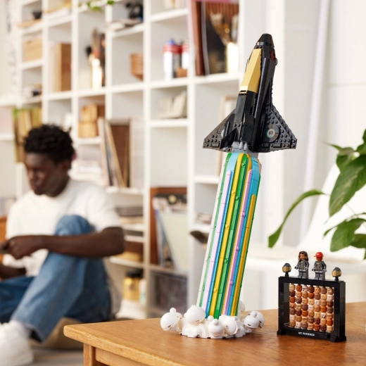 Ikoniczny prom kosmiczny w dynamicznej pozie startowej