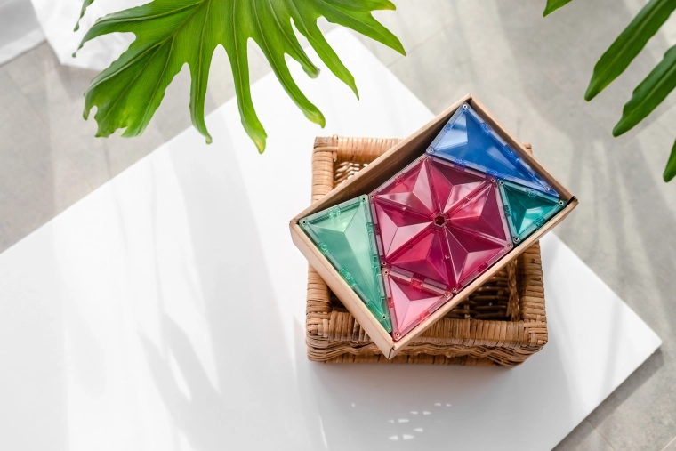 Przezroczyste pastelowe elementy do kreatywnej zabawy i nauki