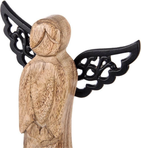 Kontrastowe czarne skrzydła jako nowoczesny akcent