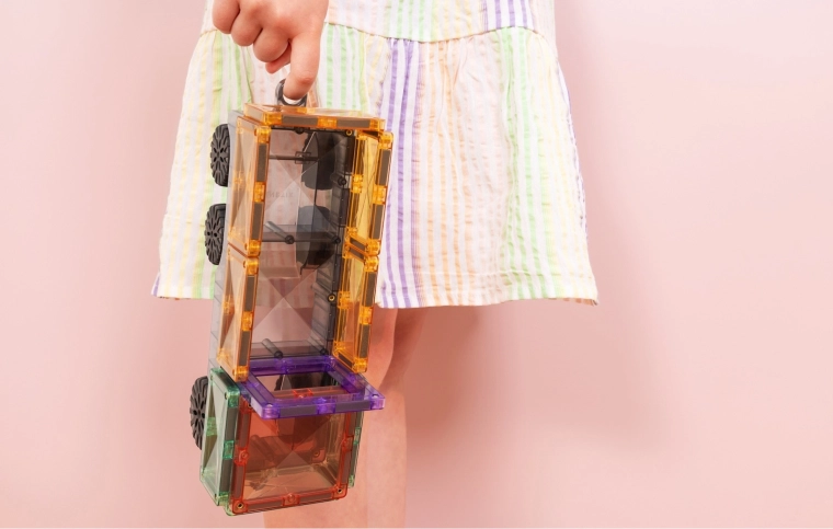 Pastelowe kolory, przezroczyste elementy i nauka przez zabawę