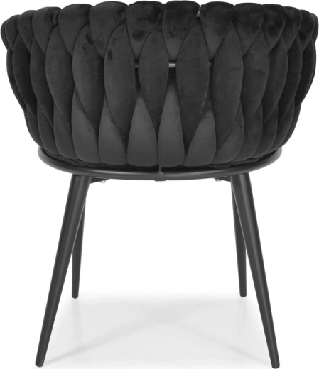 Plecione oparcie jako dominujący akcent designu