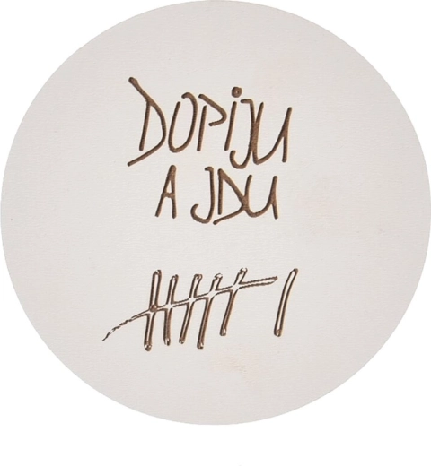 Drewniana podkładka z motywem „Dopiję kreski”