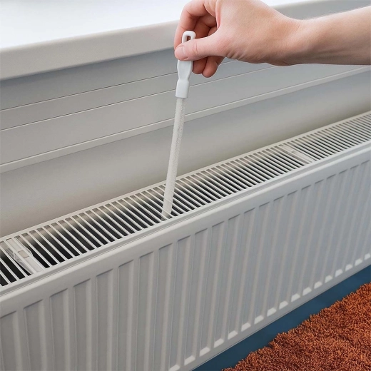 Dociera między żeberka grzejników