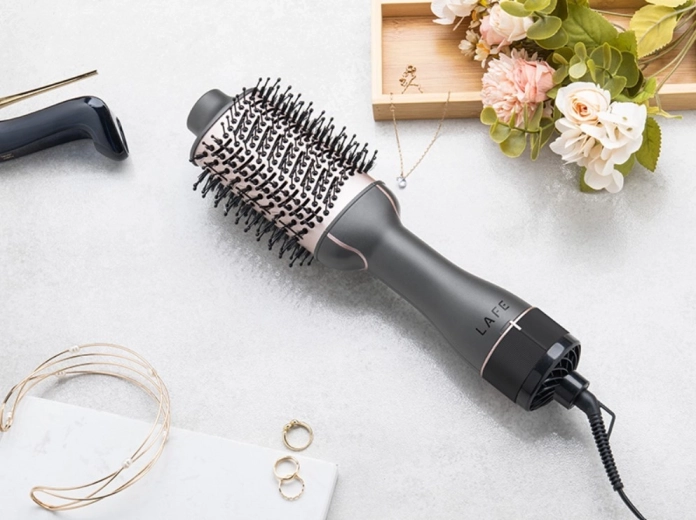 Moc 1200 W dla szybkiego suszenia i stylizacji