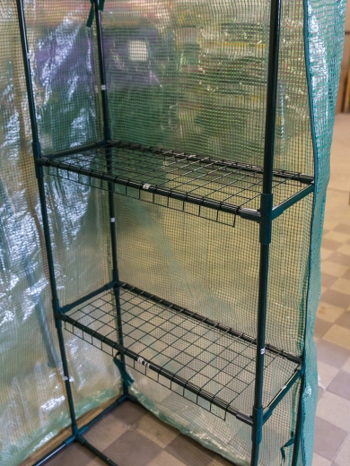 Przestronne i solidne półki na rozsady