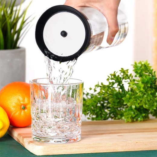 Wygodne nalewanie bez zdejmowania pokrywki