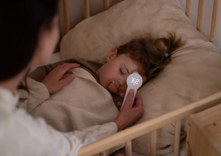 Podświetlany wyświetlacz LED i cicha praca na noc