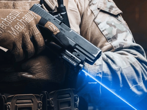 800 lm światła + niebieski laser do precyzyjnego celowania