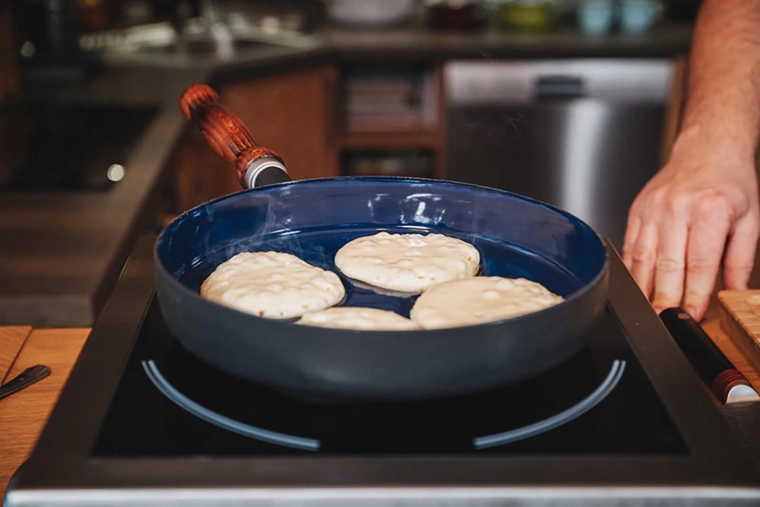 Kompatybilna z indukcją i wszystkimi typami kuchenek