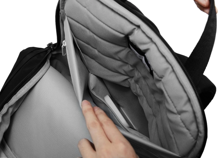 Wyściełana przegroda na laptop i sprytna organizacja