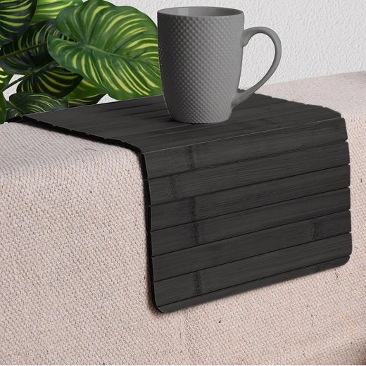 Stabilna powierzchnia na oparciu sofy