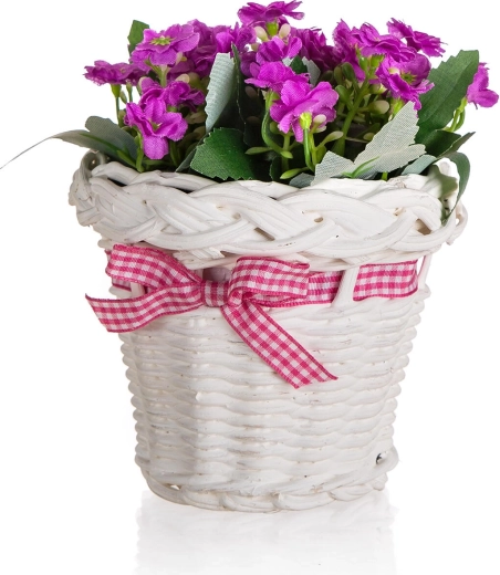 Sztuczny kwiat fioletowy w rattanowym koszu 14 cm