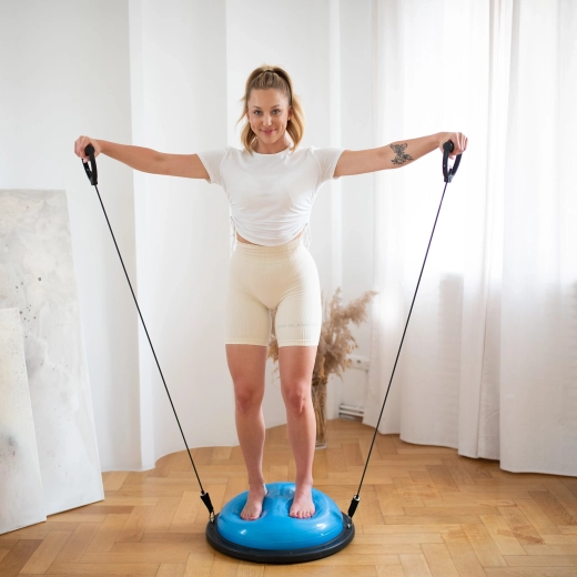 Trening górnych partii ciała z ekspanderami