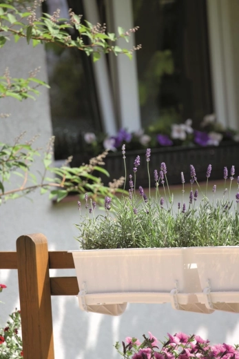 Praktyczny montaż na balustradzie i ustawienie na parapecie