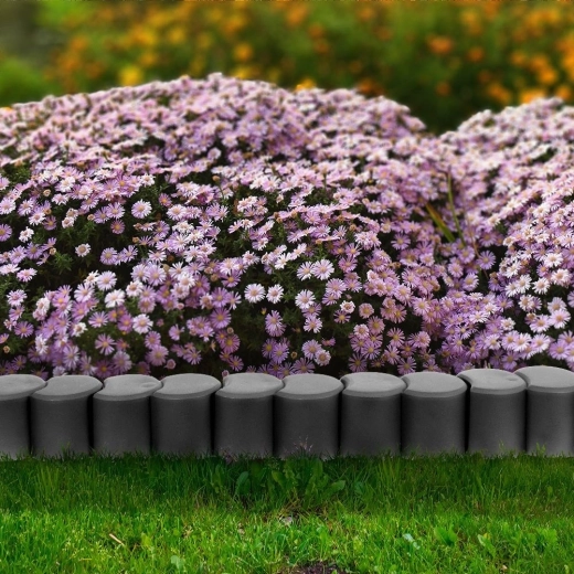 Czyste oddzielenie trawnika i rabat