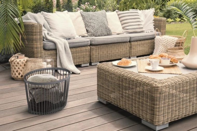 Dwa w jednym: kosz do przechowywania i stolik pomocniczy