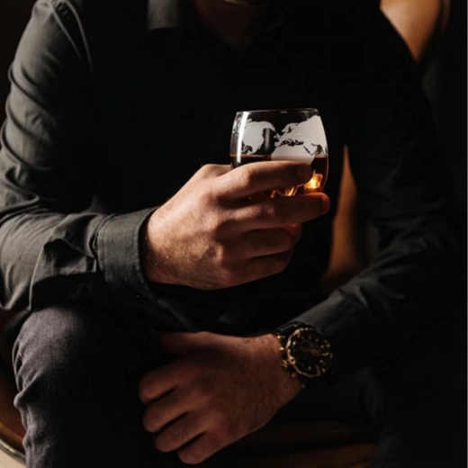 Dwie szklanki z mapowym grawerunkiem