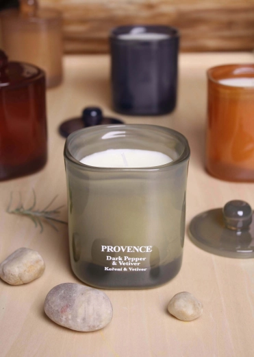 Świeca zapachowa w szkle Provence pieprz i wetiwer 25 godzin