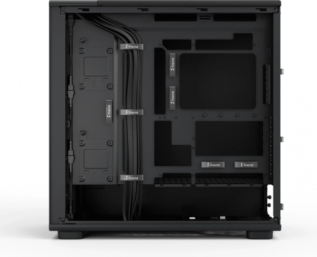 Przestronne wnętrze i wzorowe prowadzenie kabli