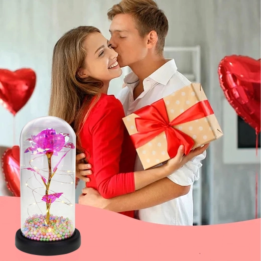 Lśniąca róża pod szkłem