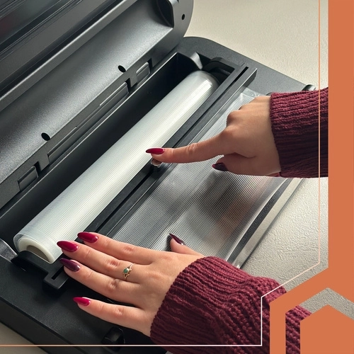 Wbudowany obcinak i zasobnik na rolkę