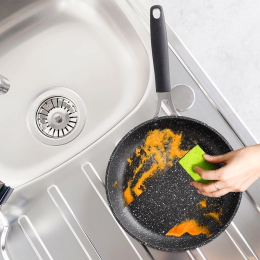 Nieprzywierająca powierzchnia dla łatwego gotowania i czyszczenia