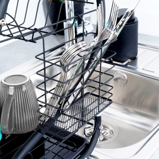 Praktyczne uchwyty i koszyk na sztućce