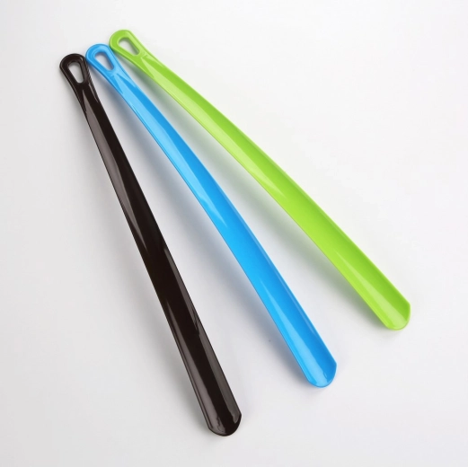 Długa łyżka do butów 60 cm – mix kolorów