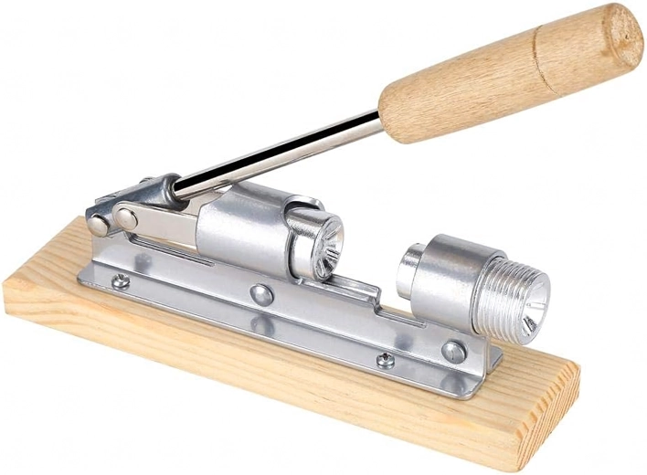 Stalowy obcinacz do orzechów na drewnianej podstawie – dźwigniowy dziadek do orzechów