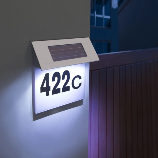 Solarne oświetlenie numeru domu