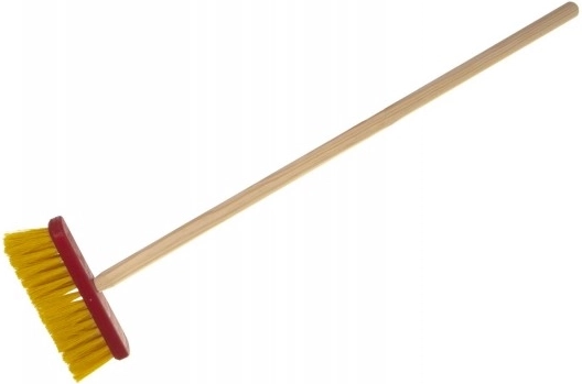 Czerwone dziecięce miotły Teddies z drewnianym trzonkiem