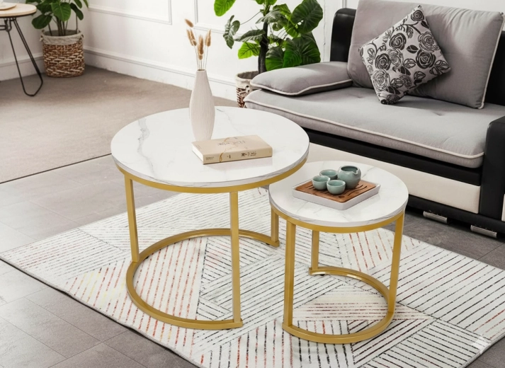 Zestaw dwóch okrągłych stolików kawowych z marmurowym dekorem, złoty metal