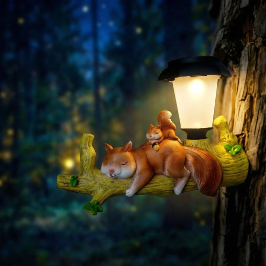 Wisząca solarna lampka LED z wiewiórką
