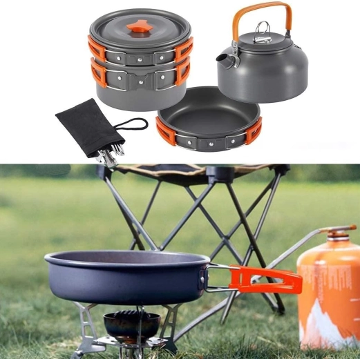 Duży turystyczny zestaw naczyń kempingowych z garnkami, patelnią i czajnikiem