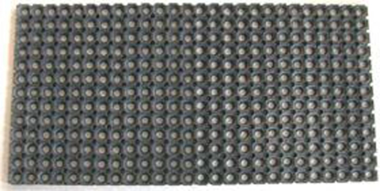 Gumowa wycieraczka z okrągłymi otworami 50 × 100 cm, czarna