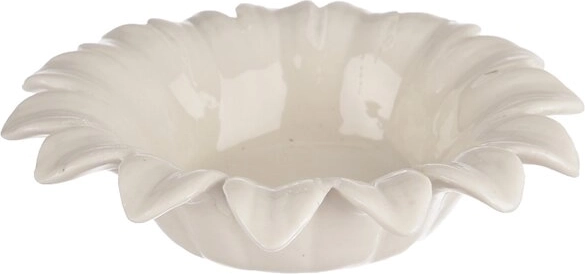 Biały ceramiczny świecznik w kształcie kwiatu
