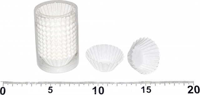 Białe foremki cukiernicze