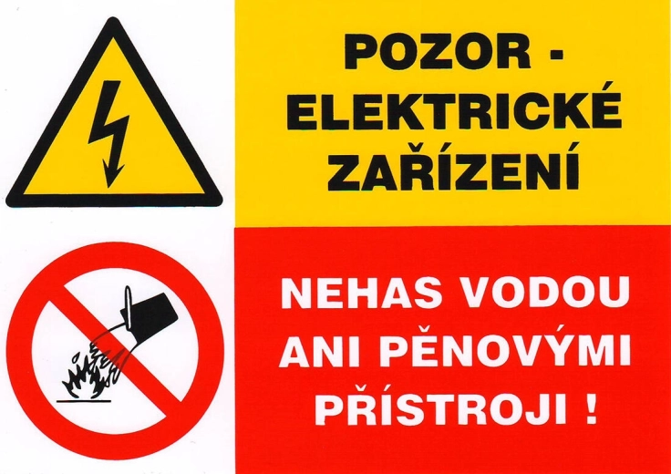 Samoprzylepna tabliczka bezpieczeństwa – Uwaga urządzenie elektryczne, nie gasić wodą ani gaśnicami pianowymi (105 × 74 mm)