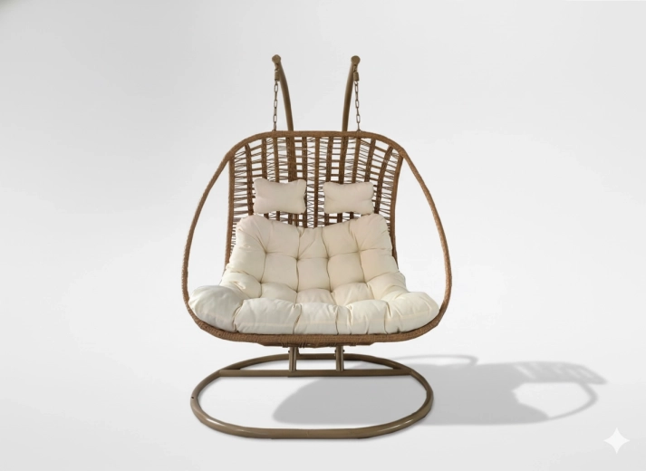 Wisząca dwuosobowa huśtawka Suri z kremowym obiciem, naturalna rama