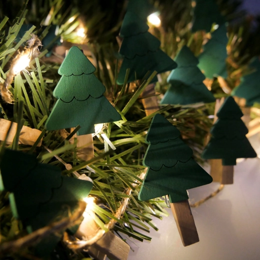 Świetlny łańcuch LED na baterie z drewnianymi klipsami w kształcie choinek