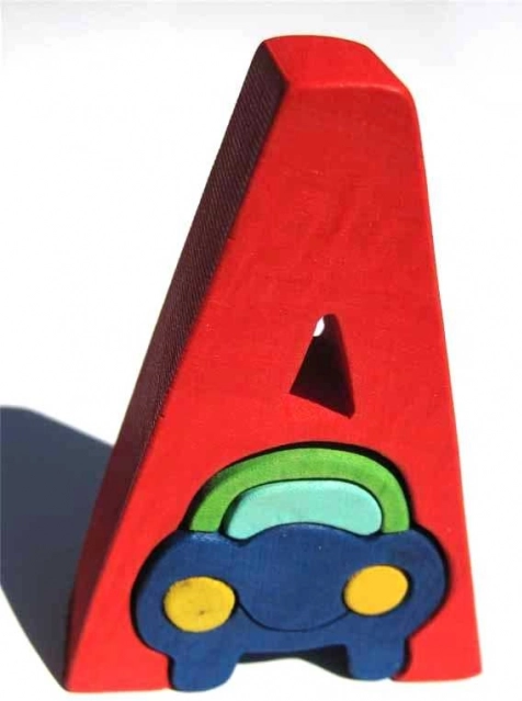 Drewniana literka A z motywem auta dla dzieci