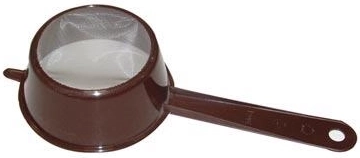 Plastowy sitko z rączką 10 cm – mix kolorów