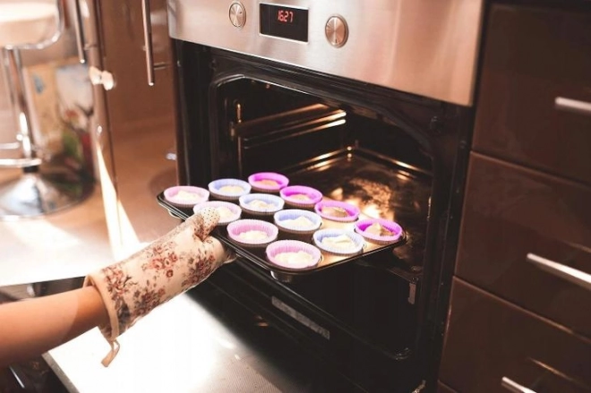 Teflonowa forma do pieczenia muffinów z 12 silikonowymi foremkami