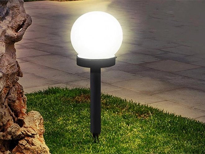 Solarne lampy ogrodowe białe kule z oświetleniem LED