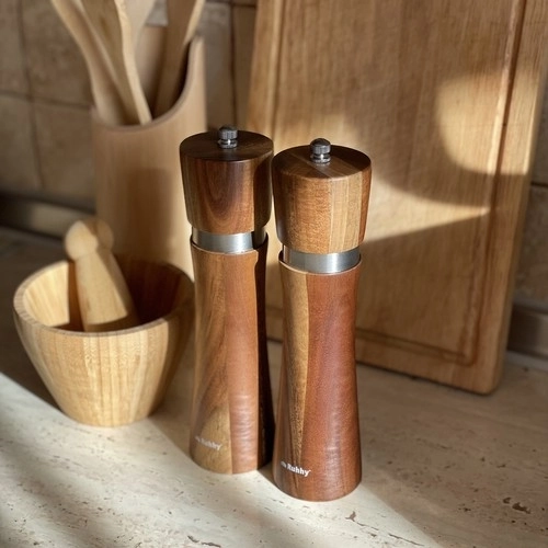 Drewniane młynki do soli i pieprzu z ceramicznym mechanizmem