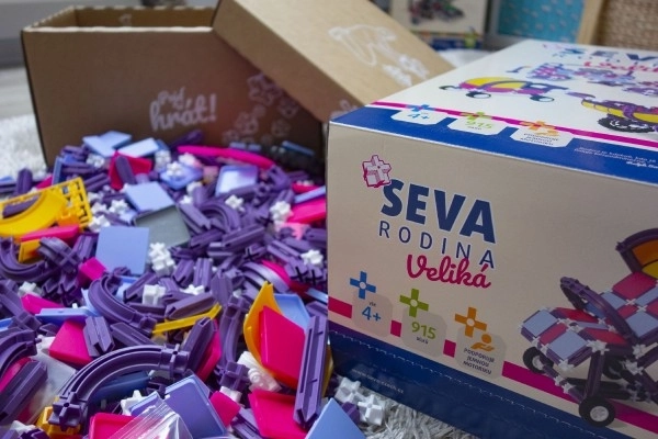 Zestaw konstrukcyjny SEVA RODINA Duże plastikowe 915szt. w pudełku 27x38x18cm