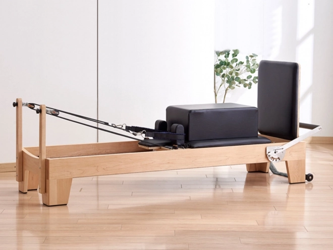 Sprzęt fitness do ćwiczeń Pilates Reformer