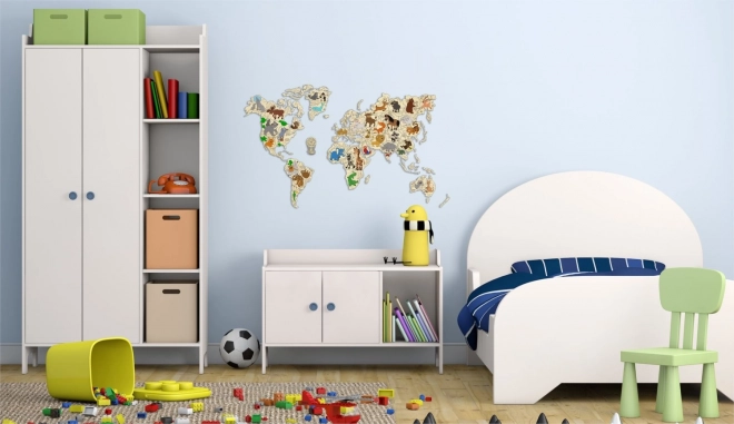 Drewniana mapa świata ze zwierzątkami
